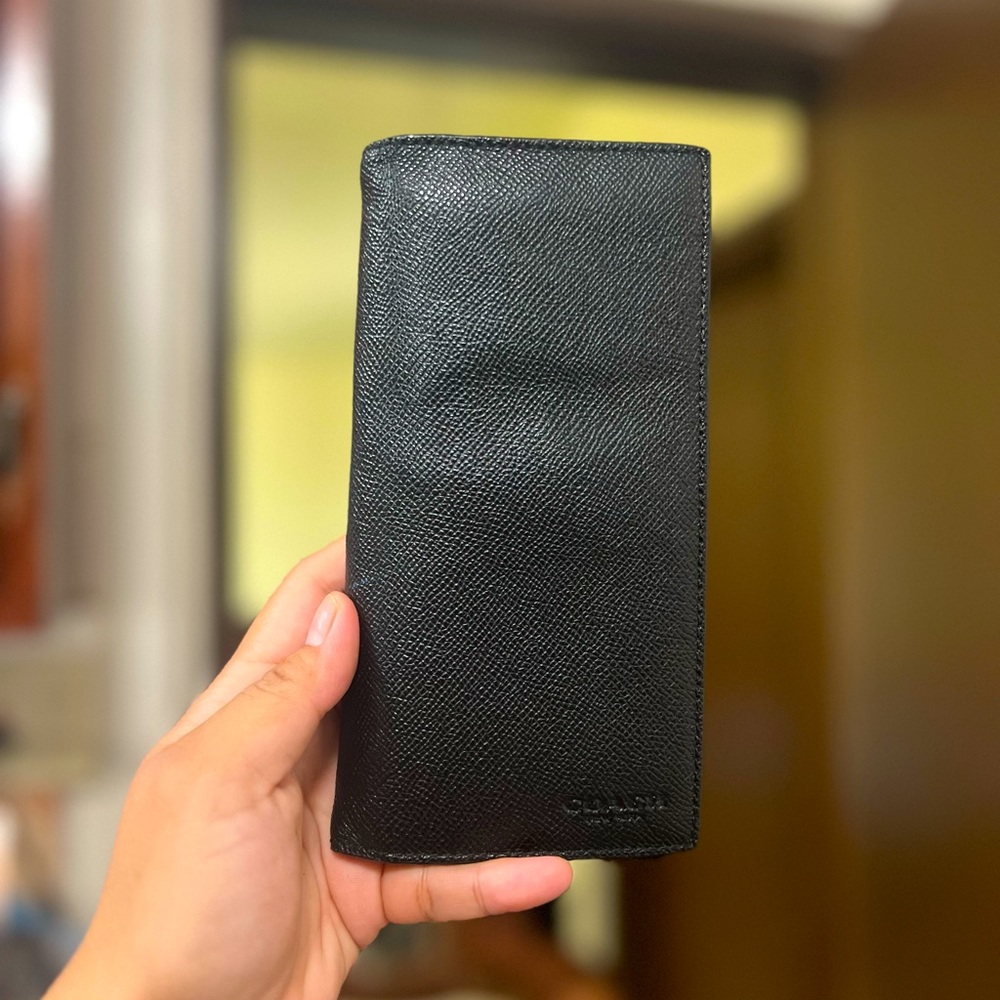 Low start 🖤 Coach all leather bifold long wallet, good condition! Unisex.